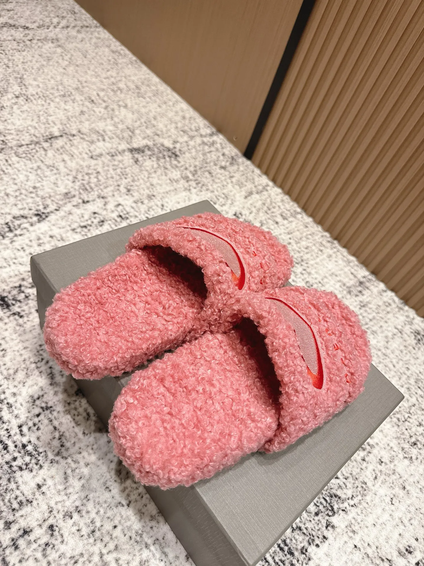 Factory direct sales p380🐘🐘Women's shoes, women's clothing, top version BALENCIAGA ~ Balenciaga fur slippers with new Balenciaga political Campaign logo embroidery! A favorite among European and American celebrities, celebrities, and internet celebrities, the upper is exquisite, hand-sewn and threaded, fluffy and soft against the skin.  This can be worn all year round! Wear it with socks in spring, autumn and winter, or wear it alone in summer. It looks good and is comfortable. The upper is wide, showing your feet and calves, and stepping into it is like bare feet on a carpet. It really matches, wears, and looks so good. When you put it on, it looks casual and simple fashion. It has a high-end feel and is invincible when you go out on the street! Size: 35-40